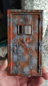 Proceso de creación de diorama artesanal inspirado en Silent Hill: detalles de construcción, pintura técnica y envejecido de escenarios de terror en miniatura.