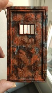 Proceso de creación de diorama artesanal inspirado en Silent Hill: detalles de construcción, pintura técnica y envejecido de escenarios de terror en miniatura.