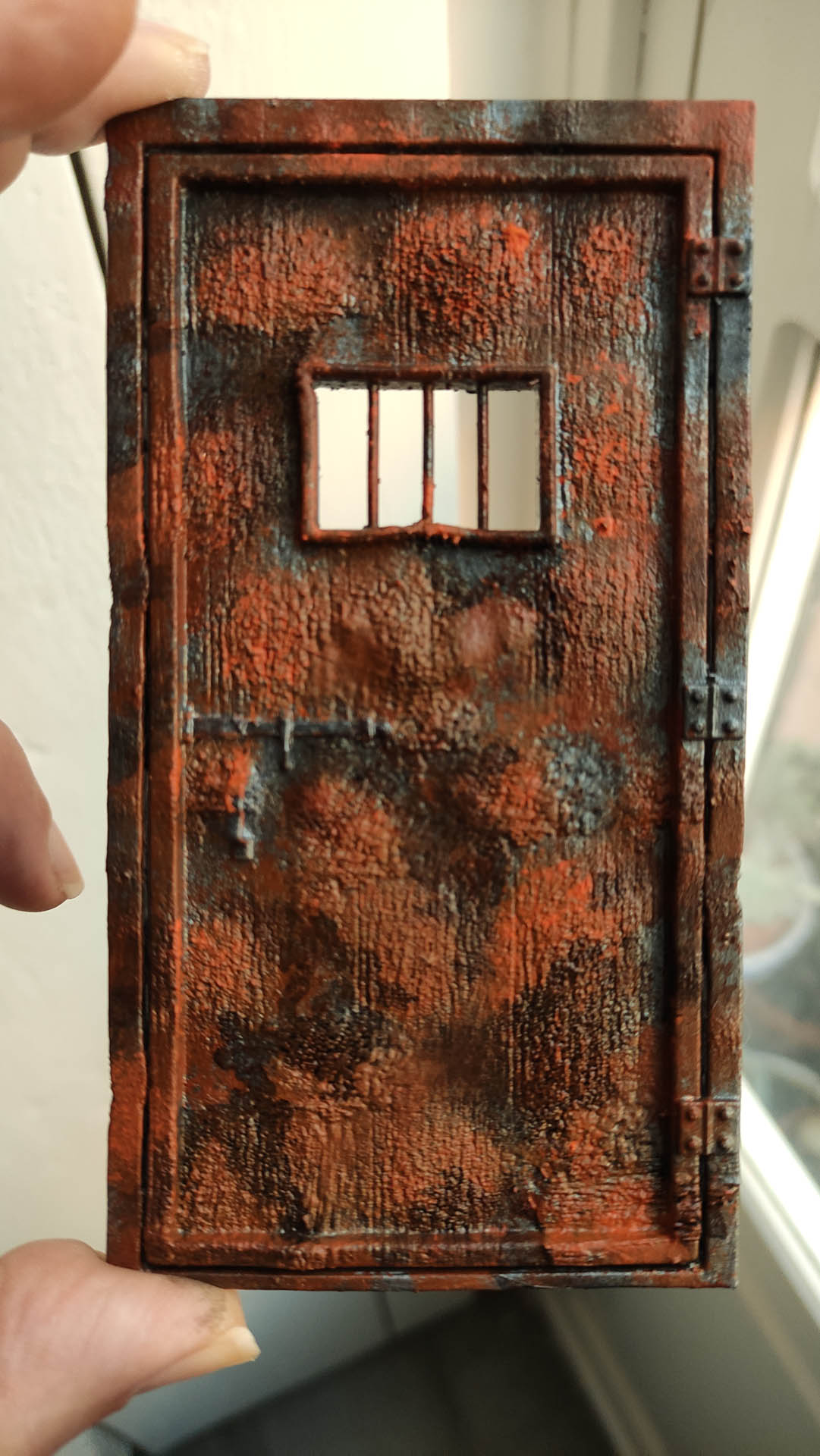 Proceso de creación de diorama artesanal inspirado en Silent Hill: detalles de construcción, pintura técnica y envejecido de escenarios de terror en miniatura.