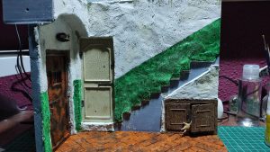 Proceso de creación de diorama artesanal inspirado en Silent Hill: detalles de construcción, pintura técnica y envejecido de escenarios de terror en miniatura.