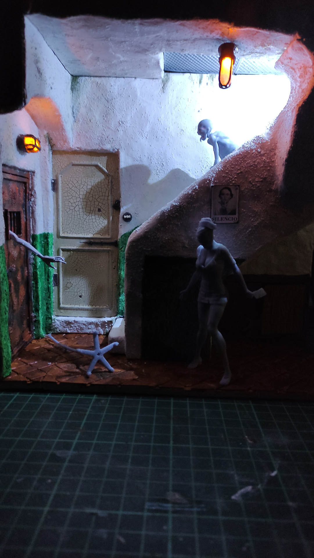 Proceso de creación de diorama artesanal inspirado en Silent Hill: detalles de construcción, pintura técnica y envejecido de escenarios de terror en miniatura.