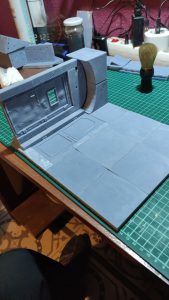 Proceso de creación de diorama artesanal inspirado en Silent Hill: detalles de construcción, pintura técnica y envejecido de escenarios de terror en miniatura.