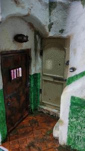 Proceso de creación de diorama artesanal inspirado en Silent Hill: detalles de construcción, pintura técnica y envejecido de escenarios de terror en miniatura.