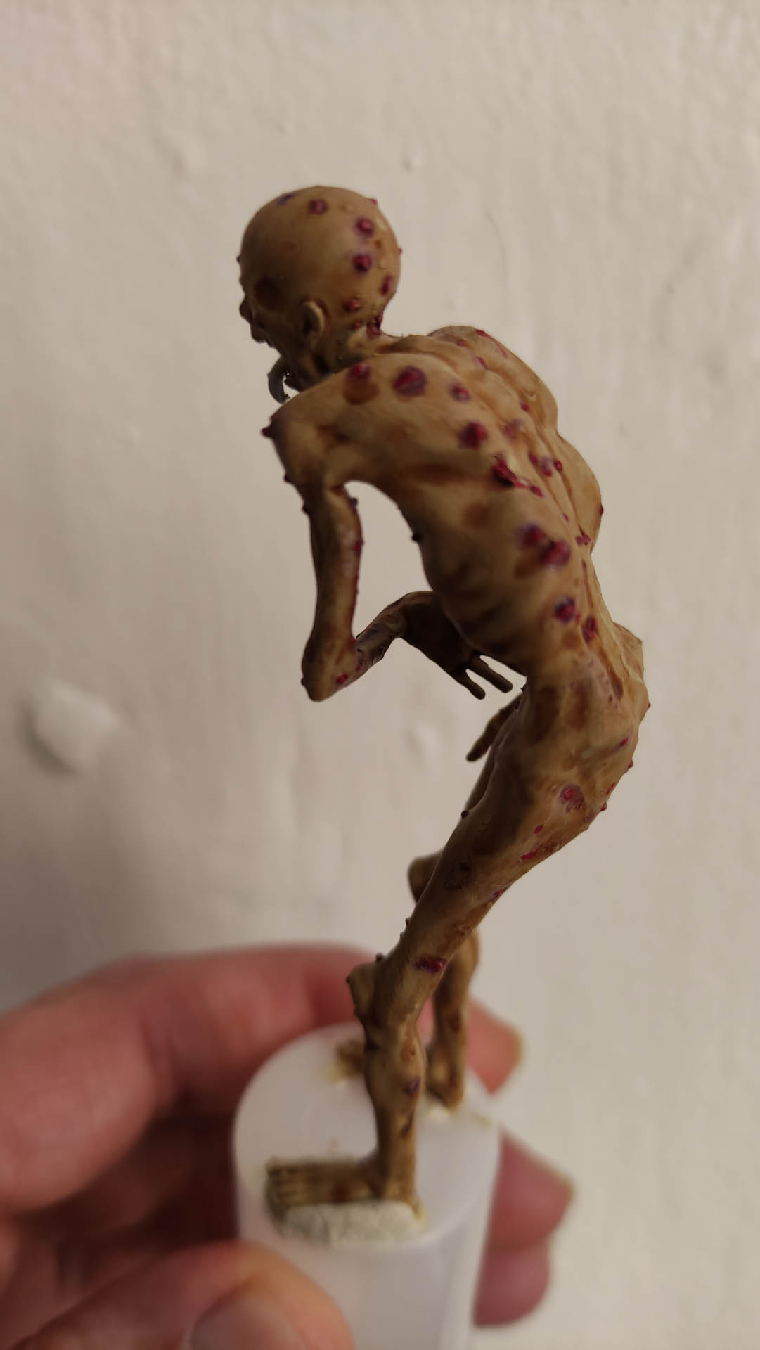 Proceso de creación de diorama artesanal inspirado en Silent Hill: detalles de construcción, pintura técnica y envejecido de escenarios de terror en miniatura.