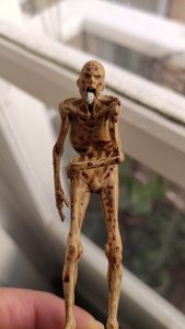 Proceso de creación de diorama artesanal inspirado en Silent Hill: detalles de construcción, pintura técnica y envejecido de escenarios de terror en miniatura.