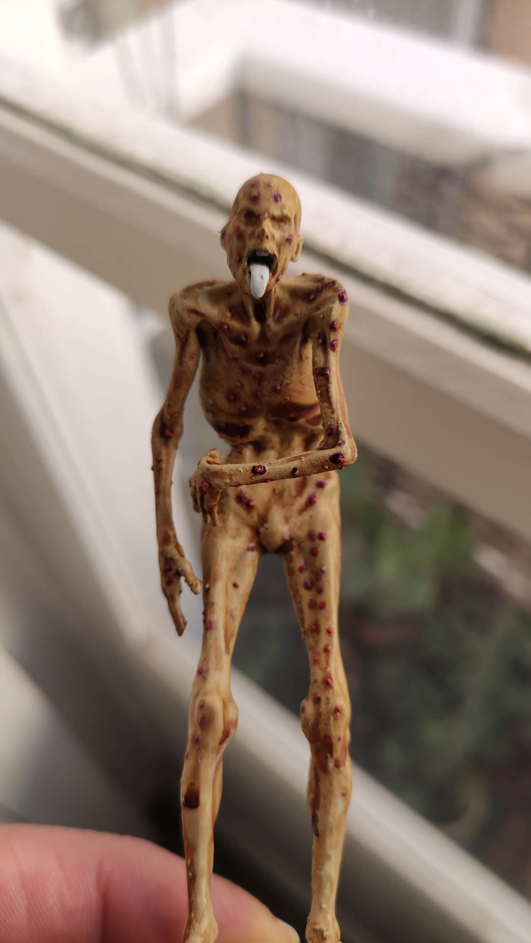 Proceso de creación de diorama artesanal inspirado en Silent Hill: detalles de construcción, pintura técnica y envejecido de escenarios de terror en miniatura.