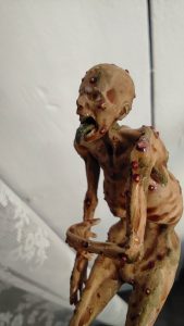 Proceso de creación de diorama artesanal inspirado en Silent Hill: detalles de construcción, pintura técnica y envejecido de escenarios de terror en miniatura.