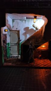 Proceso de creación de diorama artesanal inspirado en Silent Hill: detalles de construcción, pintura técnica y envejecido de escenarios de terror en miniatura.