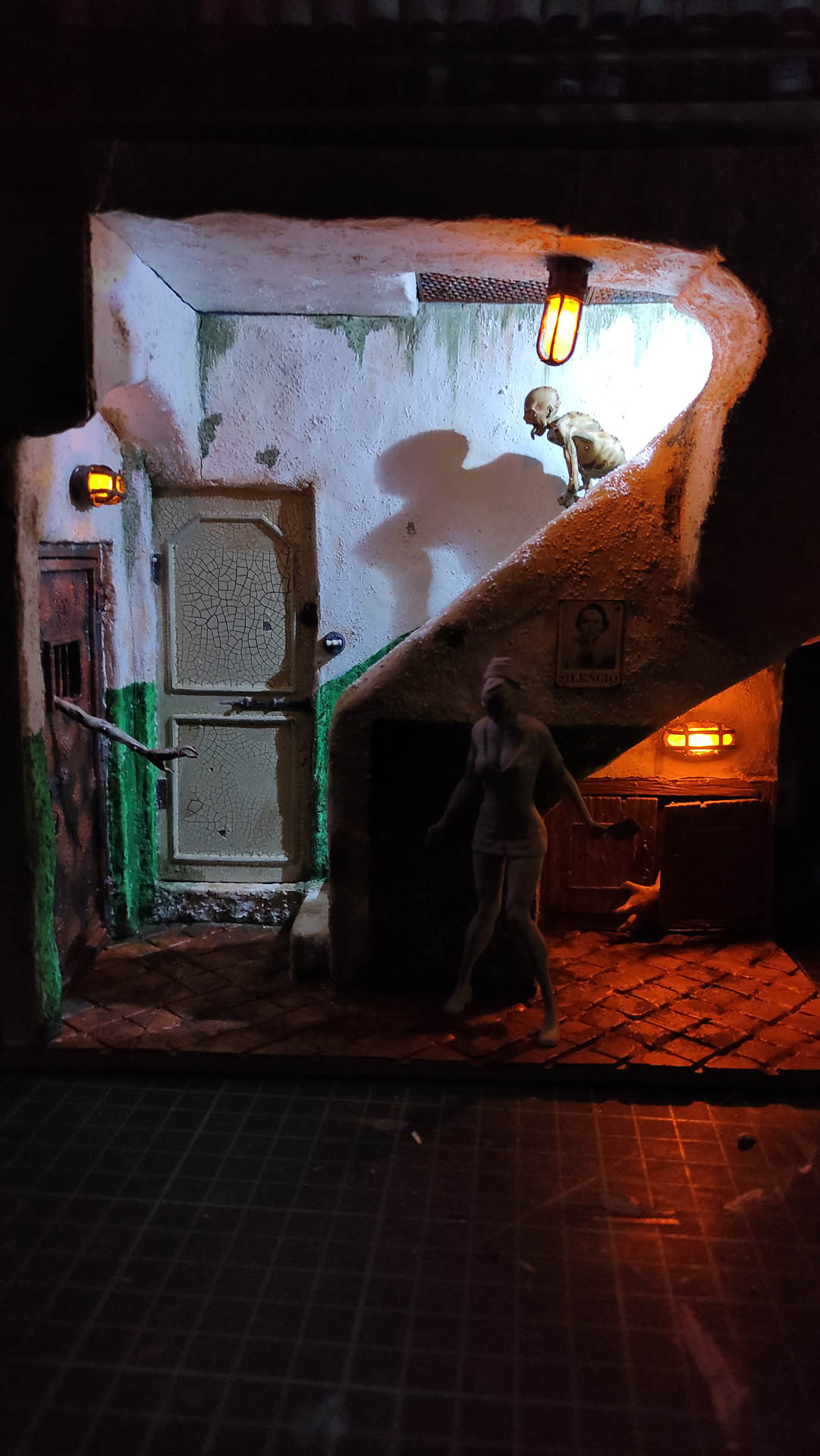 Proceso de creación de diorama artesanal inspirado en Silent Hill: detalles de construcción, pintura técnica y envejecido de escenarios de terror en miniatura.