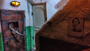 Proceso de creación de diorama artesanal inspirado en Silent Hill: detalles de construcción, pintura técnica y envejecido de escenarios de terror en miniatura.