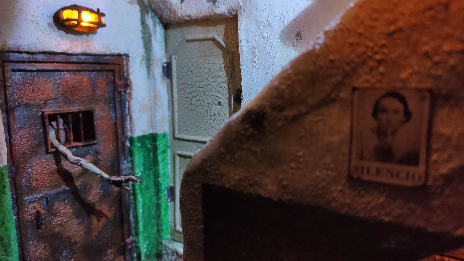 Proceso de creación de diorama artesanal inspirado en Silent Hill: detalles de construcción, pintura técnica y envejecido de escenarios de terror en miniatura.