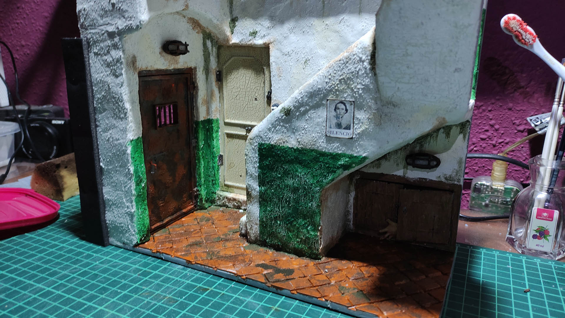 Proceso de creación de diorama artesanal inspirado en Silent Hill: detalles de construcción, pintura técnica y envejecido de escenarios de terror en miniatura.