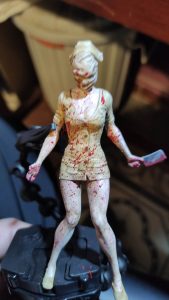 Proceso de creación de diorama artesanal inspirado en Silent Hill: detalles de construcción, pintura técnica y envejecido de escenarios de terror en miniatura.