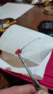 Proceso de creación de diorama artesanal inspirado en Silent Hill: detalles de construcción, pintura técnica y envejecido de escenarios de terror en miniatura.