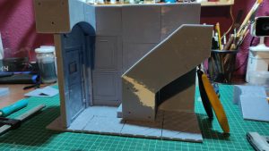 Proceso de creación de diorama artesanal inspirado en Silent Hill: detalles de construcción, pintura técnica y envejecido de escenarios de terror en miniatura.