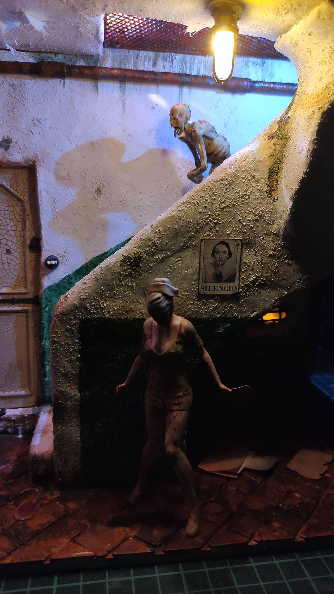 Proceso de creación de diorama artesanal inspirado en Silent Hill: detalles de construcción, pintura técnica y envejecido de escenarios de terror en miniatura.