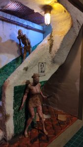 Proceso de creación de diorama artesanal inspirado en Silent Hill: detalles de construcción, pintura técnica y envejecido de escenarios de terror en miniatura.