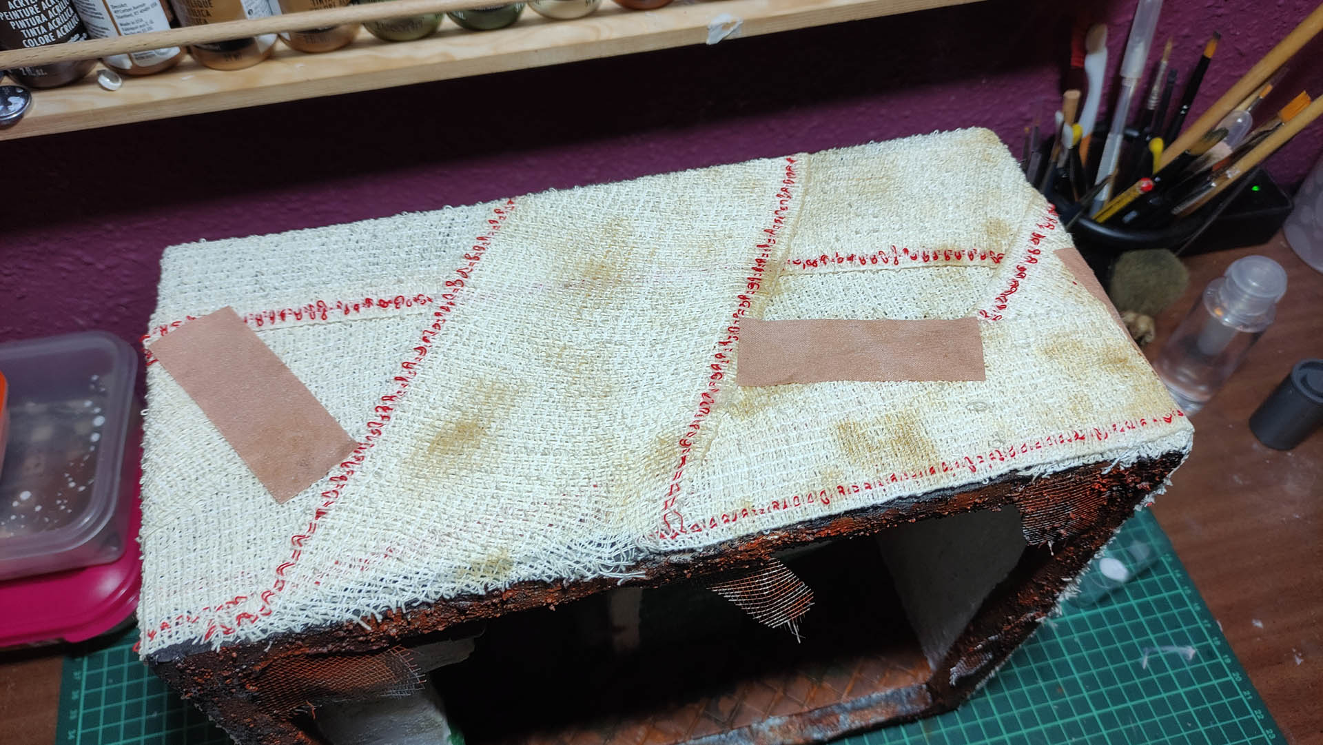 Proceso de creación de diorama artesanal inspirado en Silent Hill: detalles de construcción, pintura técnica y envejecido de escenarios de terror en miniatura.