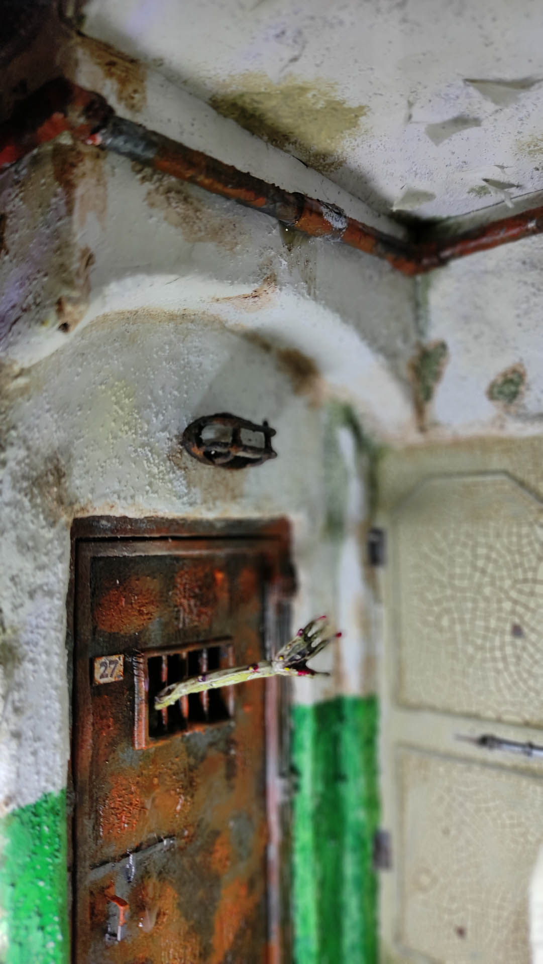 Proceso de creación de diorama artesanal inspirado en Silent Hill: detalles de construcción, pintura técnica y envejecido de escenarios de terror en miniatura.
