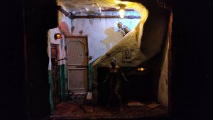 Proceso de creación de diorama artesanal inspirado en Silent Hill: detalles de construcción, pintura técnica y envejecido de escenarios de terror en miniatura.