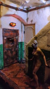 Proceso de creación de diorama artesanal inspirado en Silent Hill: detalles de construcción, pintura técnica y envejecido de escenarios de terror en miniatura.