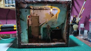 Proceso de creación de diorama artesanal inspirado en Silent Hill: detalles de construcción, pintura técnica y envejecido de escenarios de terror en miniatura.