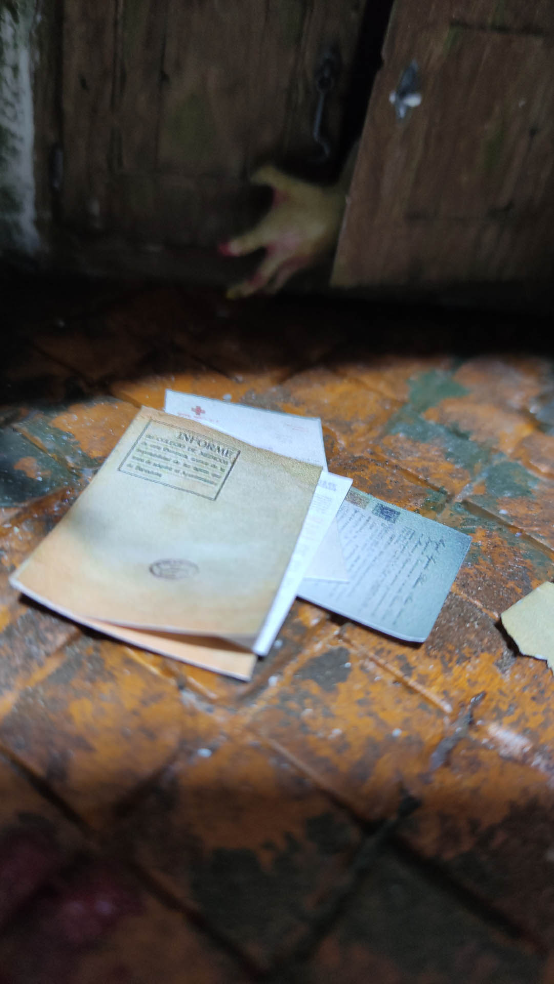 Proceso de creación de diorama artesanal inspirado en Silent Hill: detalles de construcción, pintura técnica y envejecido de escenarios de terror en miniatura.