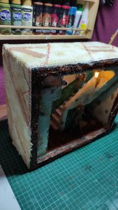 Proceso de creación de diorama artesanal inspirado en Silent Hill: detalles de construcción, pintura técnica y envejecido de escenarios de terror en miniatura.