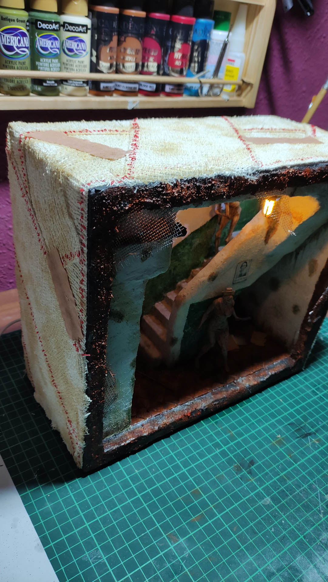 Proceso de creación de diorama artesanal inspirado en Silent Hill: detalles de construcción, pintura técnica y envejecido de escenarios de terror en miniatura.