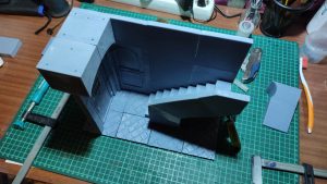 Proceso de creación de diorama artesanal inspirado en Silent Hill: detalles de construcción, pintura técnica y envejecido de escenarios de terror en miniatura.
