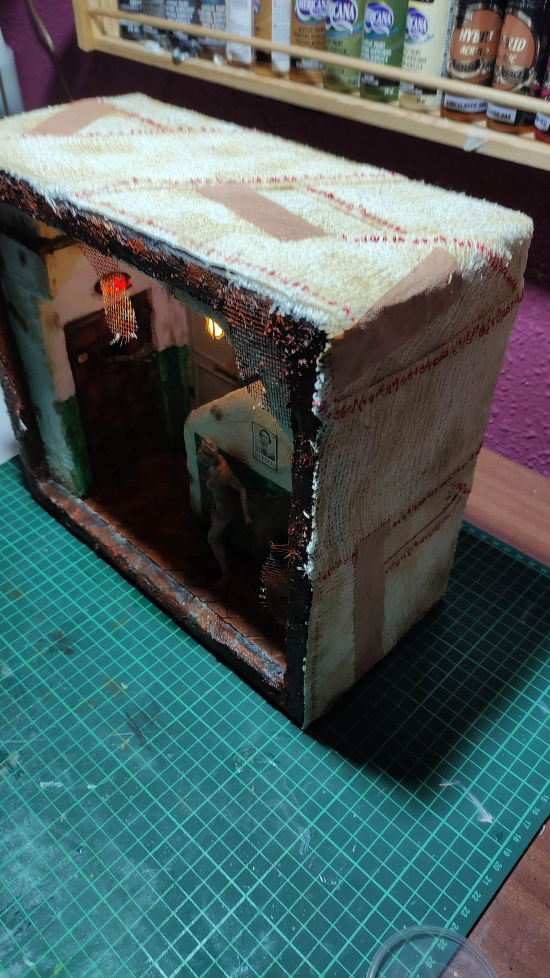 Proceso de creación de diorama artesanal inspirado en Silent Hill: detalles de construcción, pintura técnica y envejecido de escenarios de terror en miniatura.