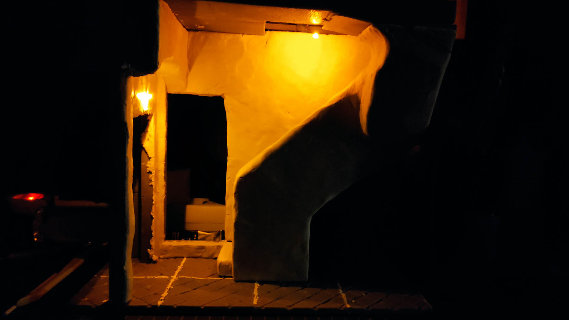 Proceso de creación de diorama artesanal inspirado en Silent Hill: detalles de construcción, pintura técnica y envejecido de escenarios de terror en miniatura.