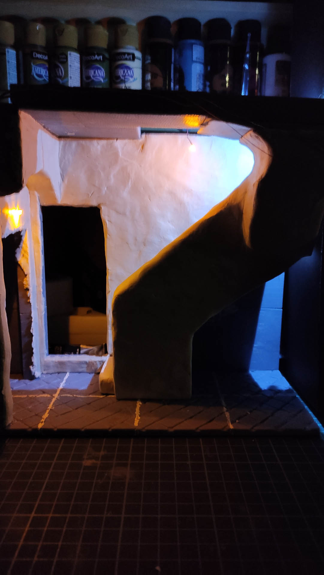 Proceso de creación de diorama artesanal inspirado en Silent Hill: detalles de construcción, pintura técnica y envejecido de escenarios de terror en miniatura.