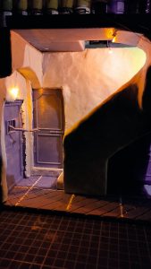 Proceso de creación de diorama artesanal inspirado en Silent Hill: detalles de construcción, pintura técnica y envejecido de escenarios de terror en miniatura.