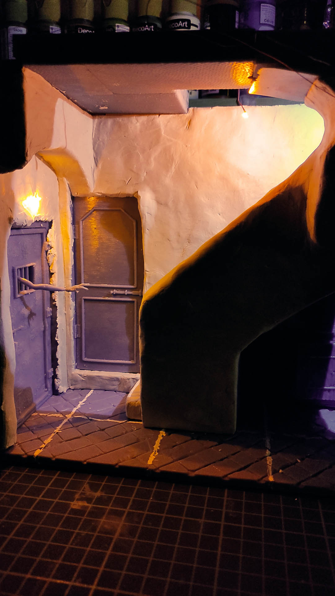 Proceso de creación de diorama artesanal inspirado en Silent Hill: detalles de construcción, pintura técnica y envejecido de escenarios de terror en miniatura.