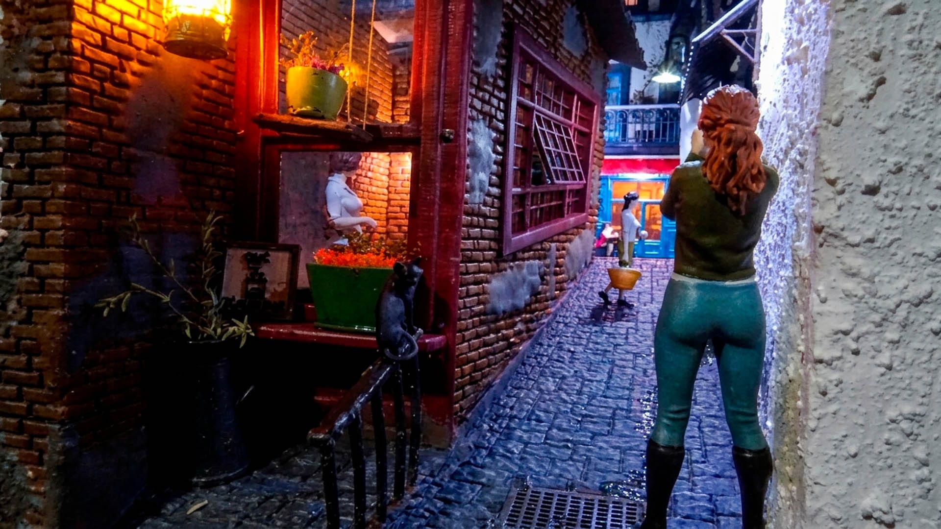 Vista panorámica de un diorama de París tipo Book Nook, resaltando la textura de la pared de ladrillo y la profundidad del callejón iluminado.