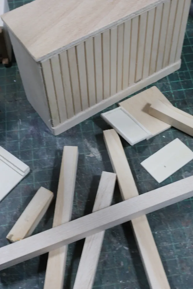 Mostrador de madera y piezas del mobiliario sobre la mesa de trabajo