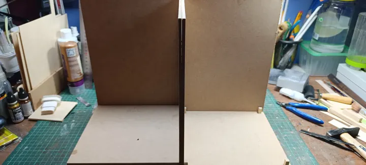 Los dos módulos de madera durante el montaje